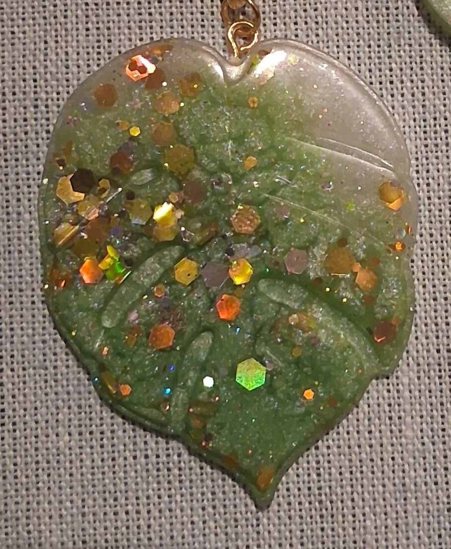 Leaf resin keychain charm