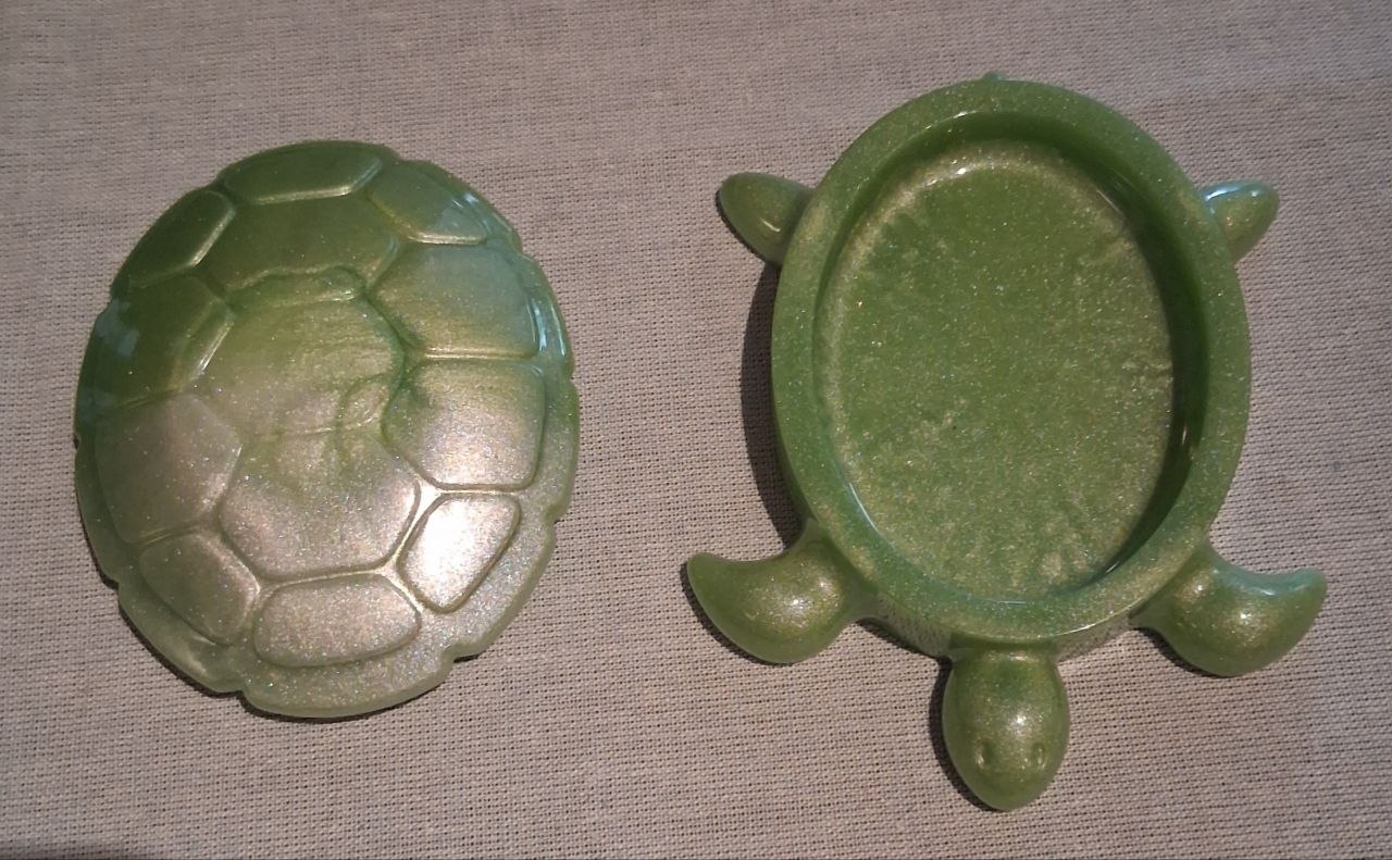Seaweed Foam Turtle opened showing lid and inside